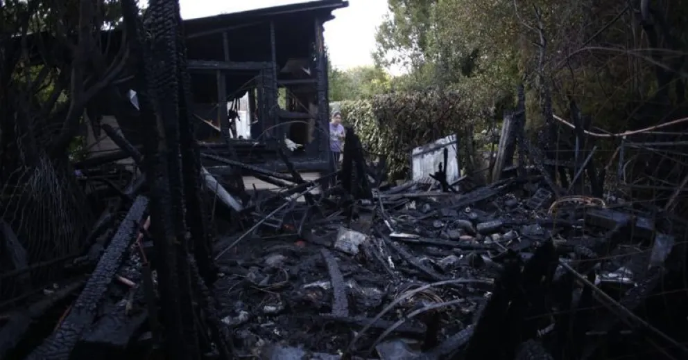 El incendio de un galpón de madera causó pánico por la posible propagación al bosque