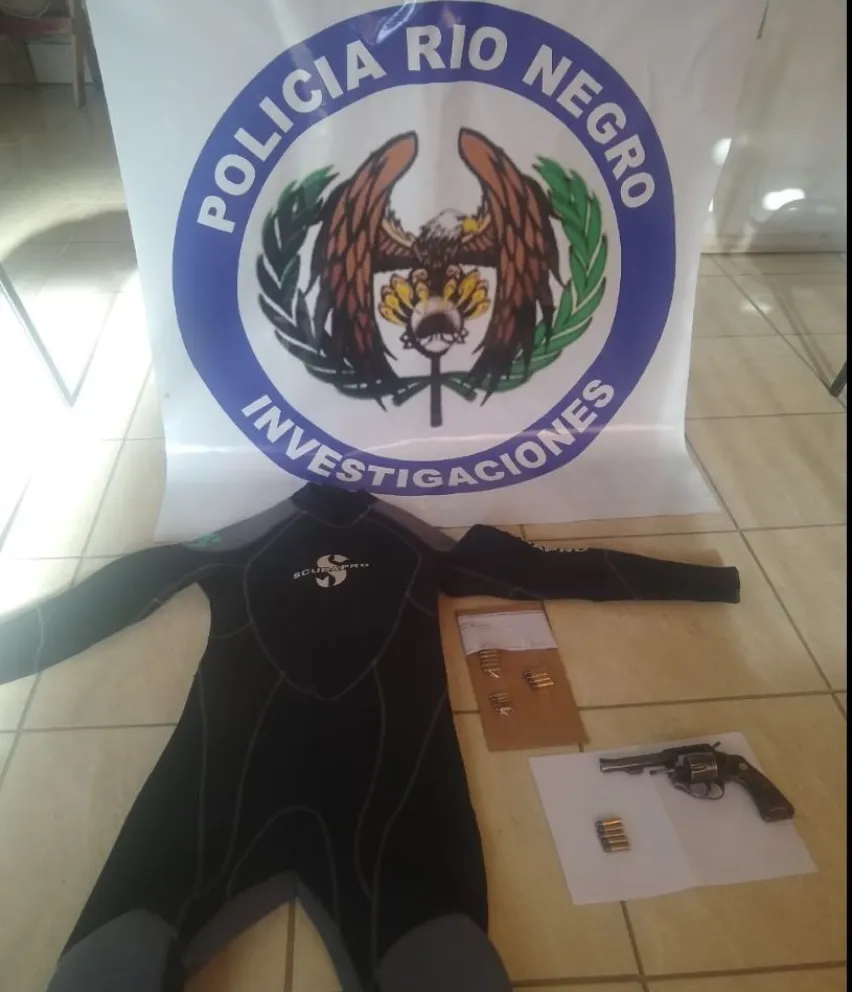 Vendían por las redes un traje de neoprene que era robado y además tenían un arma de fuego