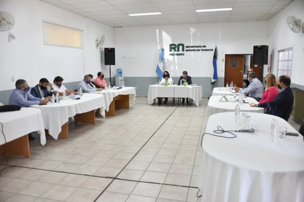 Trabajadores atentos a los cambios en las reglas de juego y la disputa salarial