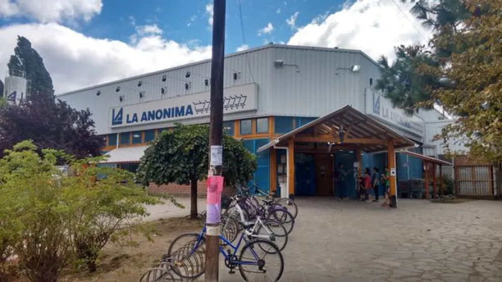 Un chico de 15 años murió al caer desde un tanque de agua de un supermercado