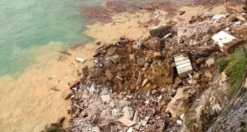Se derrumbó un cementerio y más de 200 ataúdes cayeron al mar