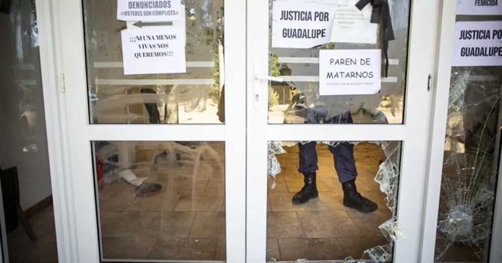 Multitudinaria marcha hacia la Fiscalía de Villa La Angostura con algunos incidentes