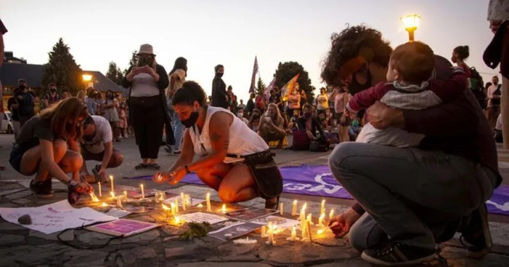 Con carteles, velas y fotos: así marcharon para pedir justicia por Guadalupe Curual en Bariloche
