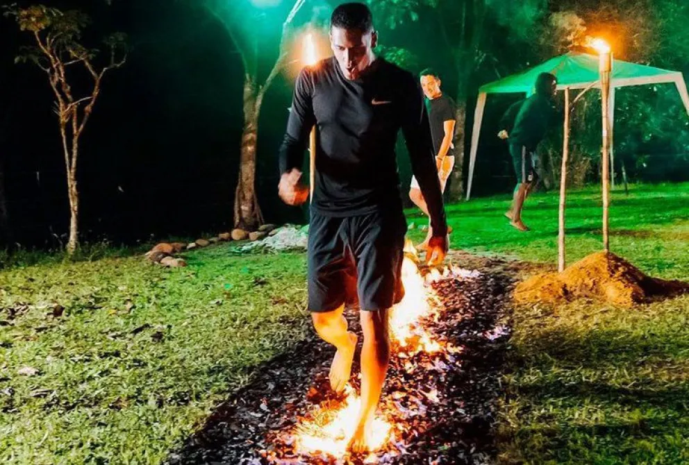 El nuevo jugador de Estudiantes, “El Jeque”, entrena sobre brasas calientes