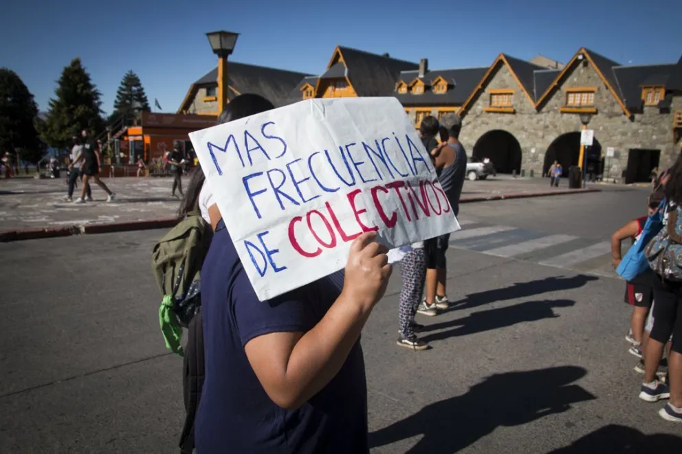 Vecinos se juntaron en el Centro Cívico para pedir más frecuencias y mayor fiscalización