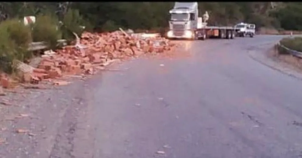 Volcó un camión y piden precaución al circular por la Ruta 40