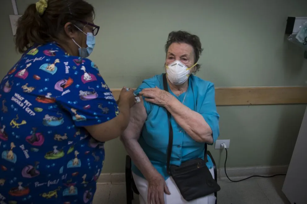 "Por fin voy a poder salir", dijo Mabel Sala, la primera en ser vacunada contra la COVID-19