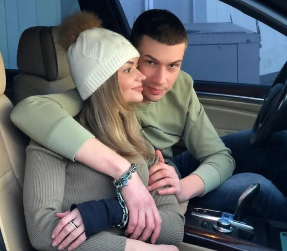 ¿Amor? una pareja pasará tres meses encadenada para batir un récord