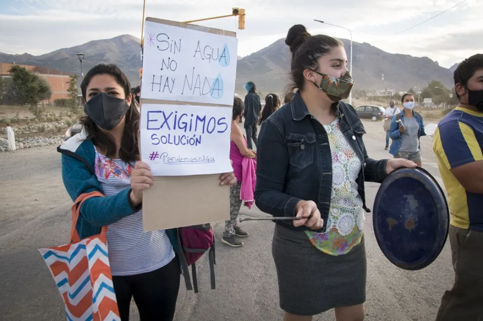Cortaron la ruta en reclamo por falta de agua en El Frutillar