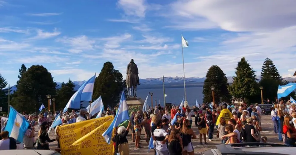 Marchas en todo el país para protestar por el escándalo de las vacunas VIP