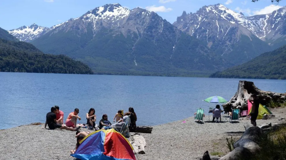 ¿Días de playa? Después de la nevada, por fin llega la primavera a Bariloche
