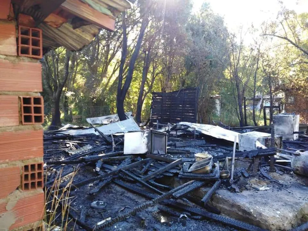 Una familia perdió todo al incendiarse su vivienda y necesita la ayuda de la comunidad