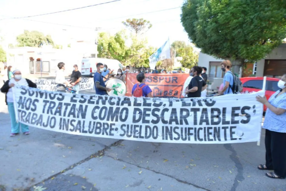 El discurso de Carreras se escuchó con ruidos de bombos de fondo
