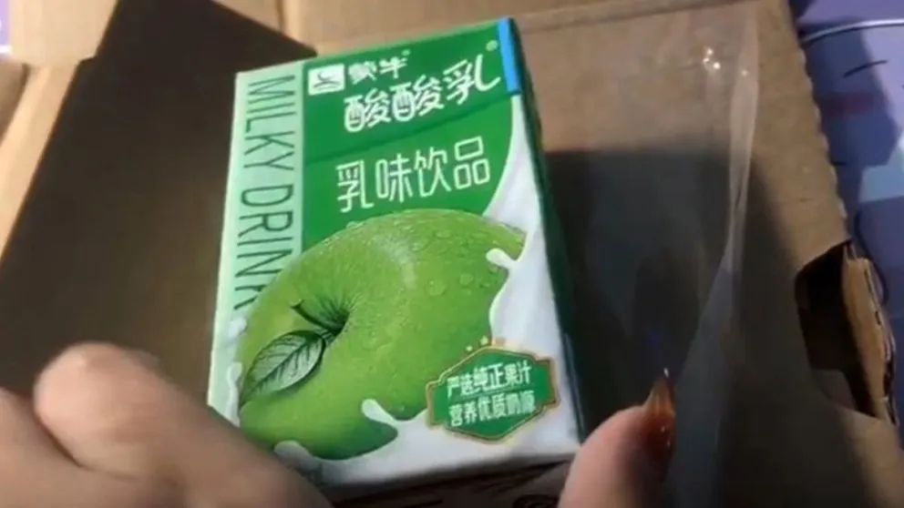 Compró un iPhone 12 y le enviaron un ¡yogur de manzana!