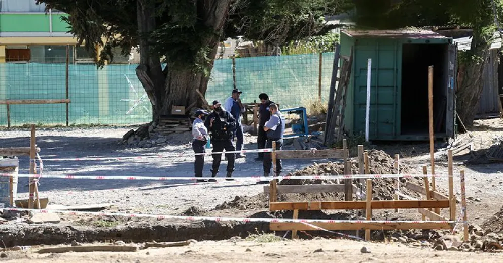 El operativo tras el hallazgo en el predio del establecimiento educativo.