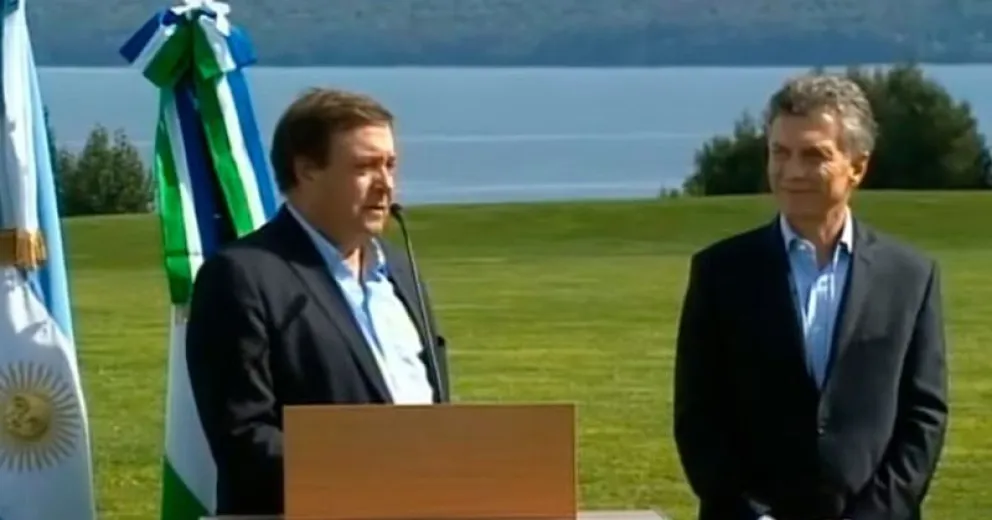 En 2016 Alberto Weretilneck era gobernador de la provincia y recibió al presidente Mauricio Macri en Bariloche. 