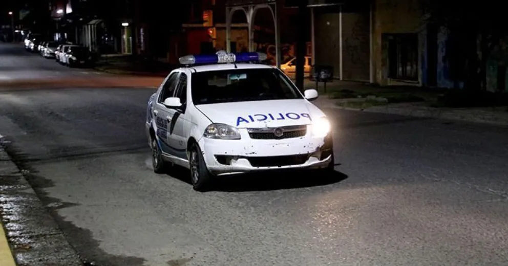 Un hombre denunció a su pareja por rociarlo con alcohol mientras dormía