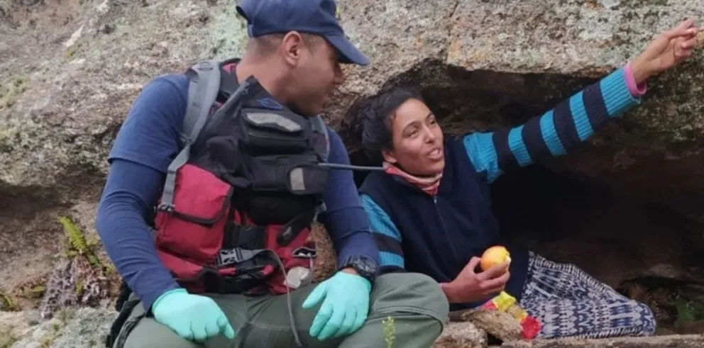 En una cueva y con una naranja: hallan a mujer que se había perdido en la montaña