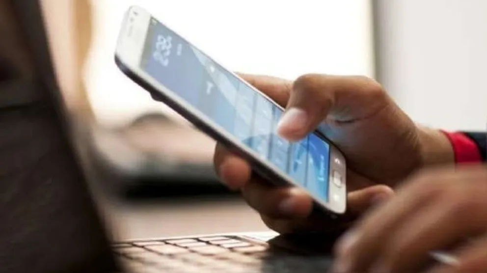 Alertan por una nueva estafa: duplican la tarjeta SIM para robar datos del celular