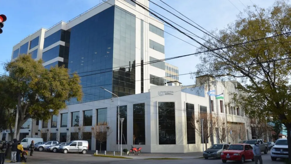 La iniciativa plantea que los establecimientos funcionen en el ámbito del nivel medio.