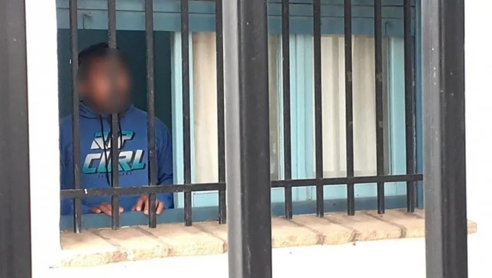 Condenado por abuso sexual tiene un rehén y se encuentra atrincherado en Zapala