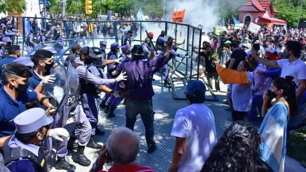 Formosa: protestas, incidentes y represión por el regreso a fase 1