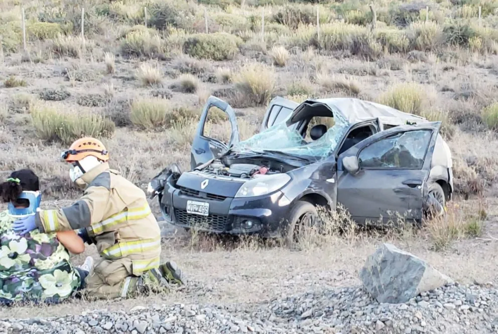 Dos mujeres y dos menores heridos en impactante vuelco en la ruta 23