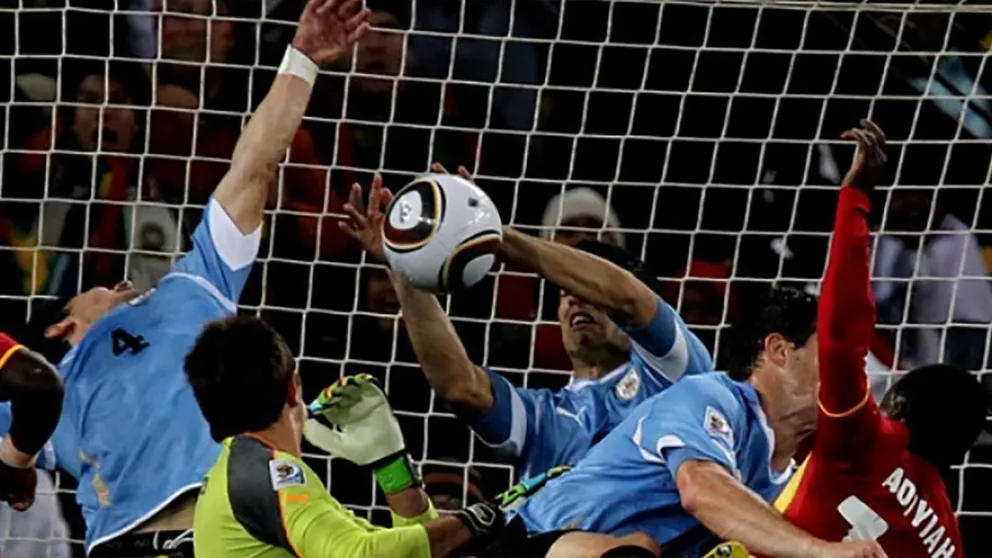Cambio en las reglas del fútbol: la mano no intencional a criterio del árbitro