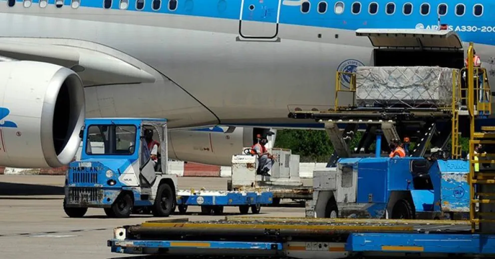 ART deberá indemnizar a trabajador que subía equipajes a un avión y se lesionó