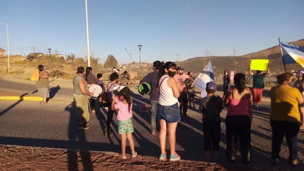 Vecinos del Malvinas se autoconvocaron sobre Ruta 40 por falta de agua
