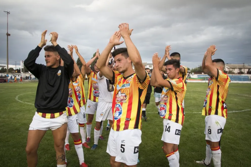 Cruz del Sur goleó y es finalista