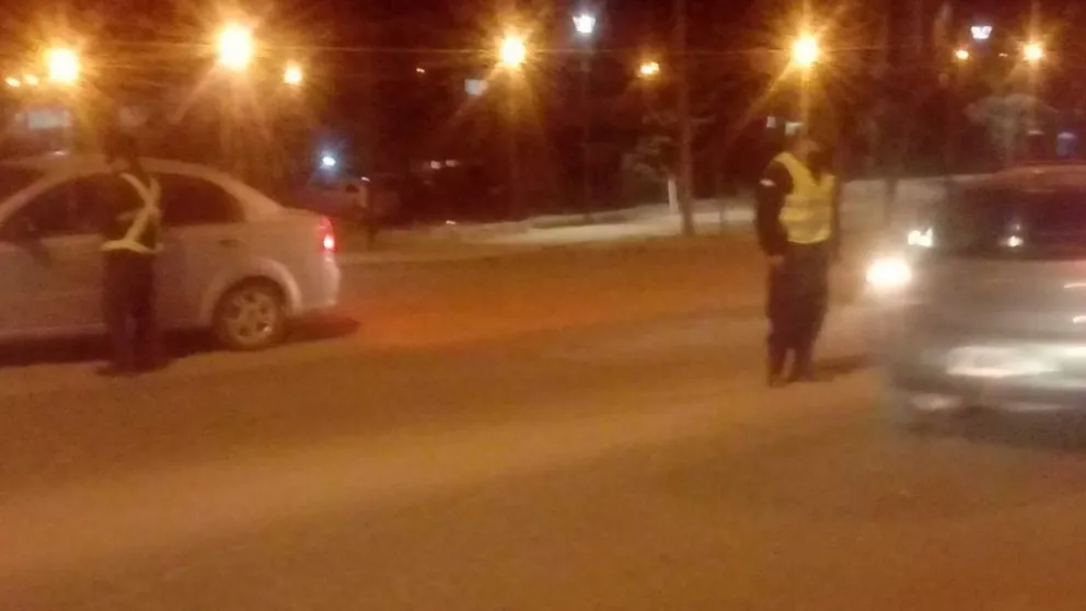 Escapó de un control policial y chocó contra una grúa del municipio