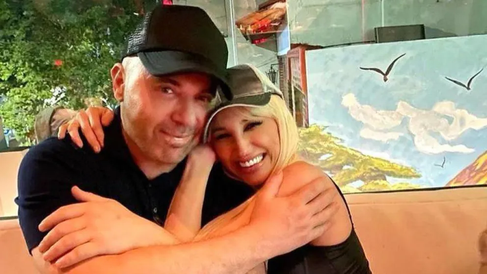 Vicky Xipolitakis y Germán Martitegui "acaramelados" en una fiesta