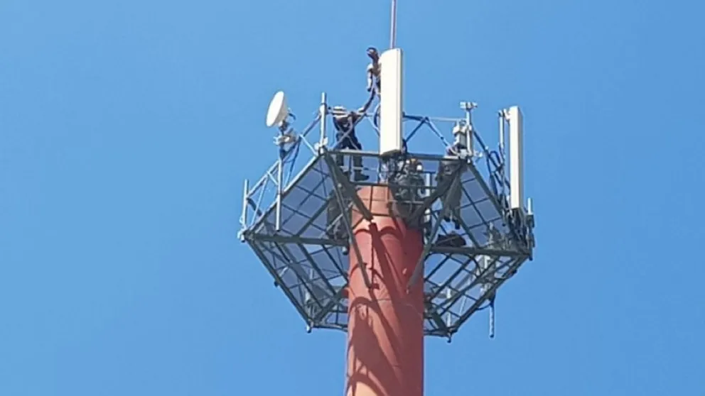 Subió a una antena y amenazó con arrojarse si no le daban $ 1 millón