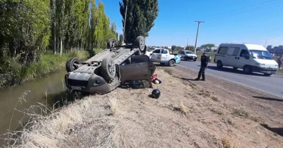 Automovilista provocó un vuelco y luego se fugó a toda velocidad