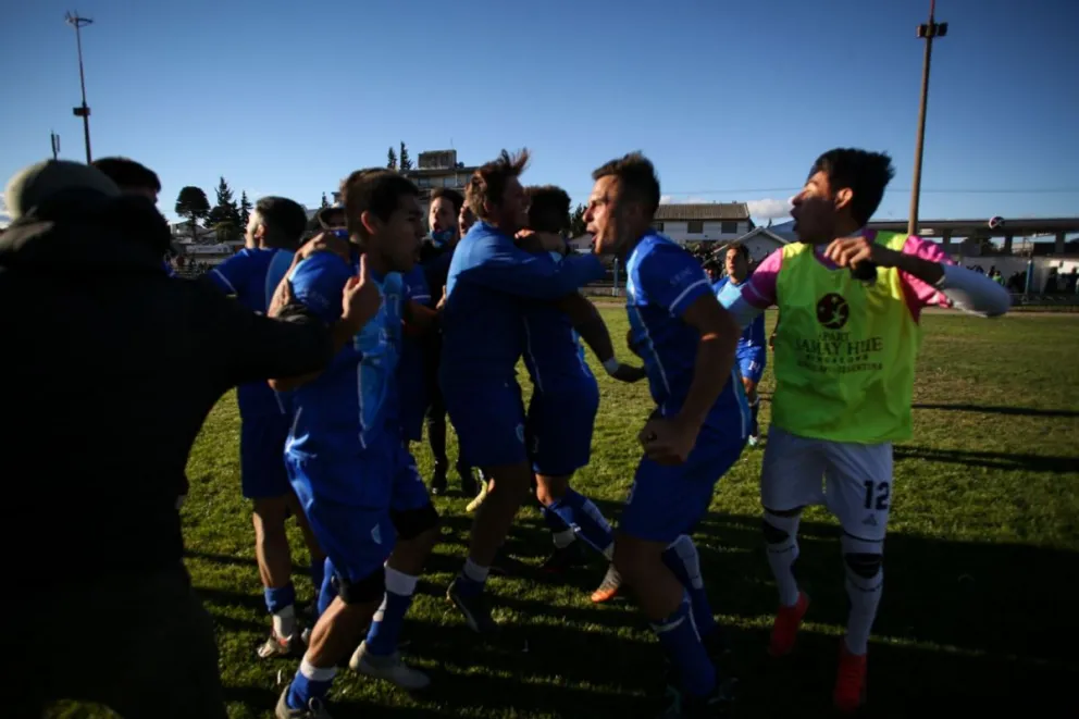Dina Huapi es el otro finalista de la Primera A