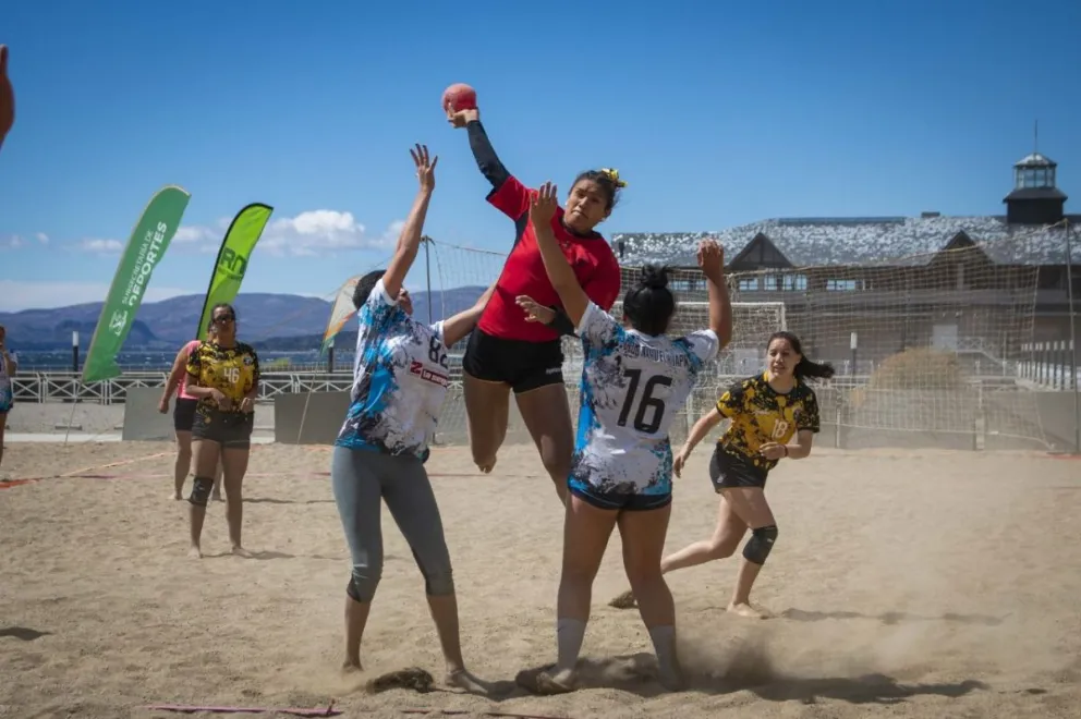 Fin de semana de beach handball en la playa del centro