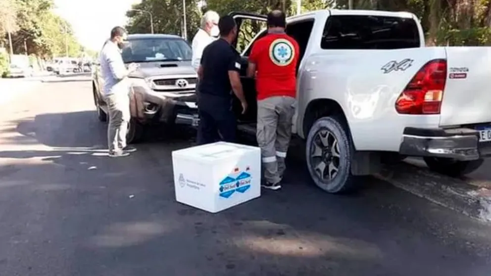 Un ministro chocó y llevaba 900 dosis de vacunas contra el Covid-19