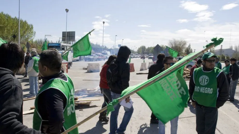 Estatales lanzan jornada de protesta y bloquearán accesos a Río Negro