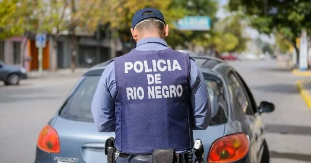 La policía lo alcanzó luego de que intentara huir y le encontraron dos escopetas en el auto