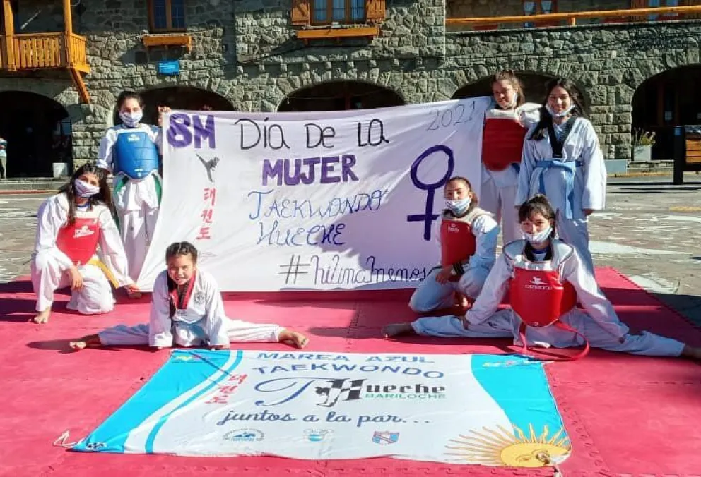 Las mujeres de la escuela de Taekwondo Hueche realizaron exhibición en el Cívico
