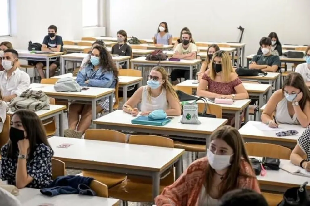 Las mujeres superan en número a varones dentro de las universidades