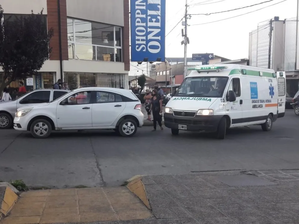 Lo tocó un vehículo, cayó al piso pero no le pasó nada