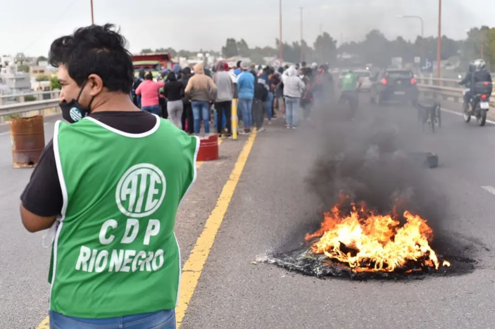 ATE bloquea principales accesos a la provincia en reclamo de salarios