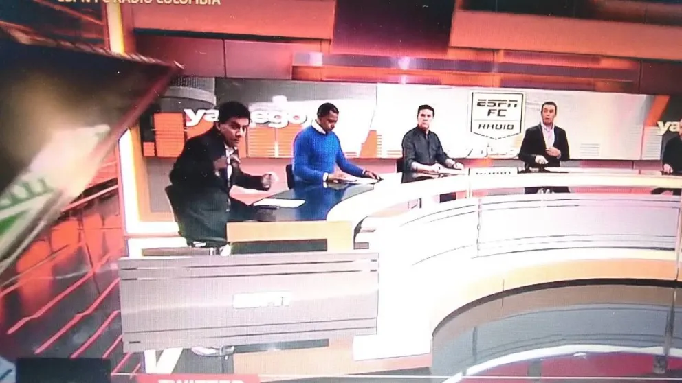 Impactante: cayó una pantalla y aplastó a periodista deportivo en vivo