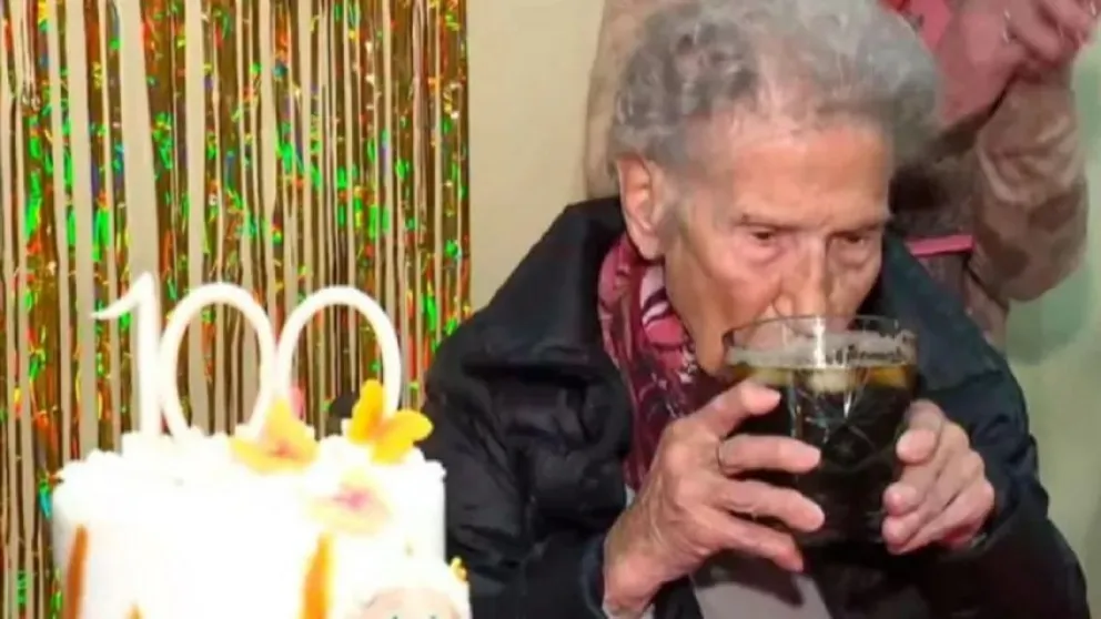 Se vacunó contra el Covid a los 100 años y festejó tomándose un Fernet 