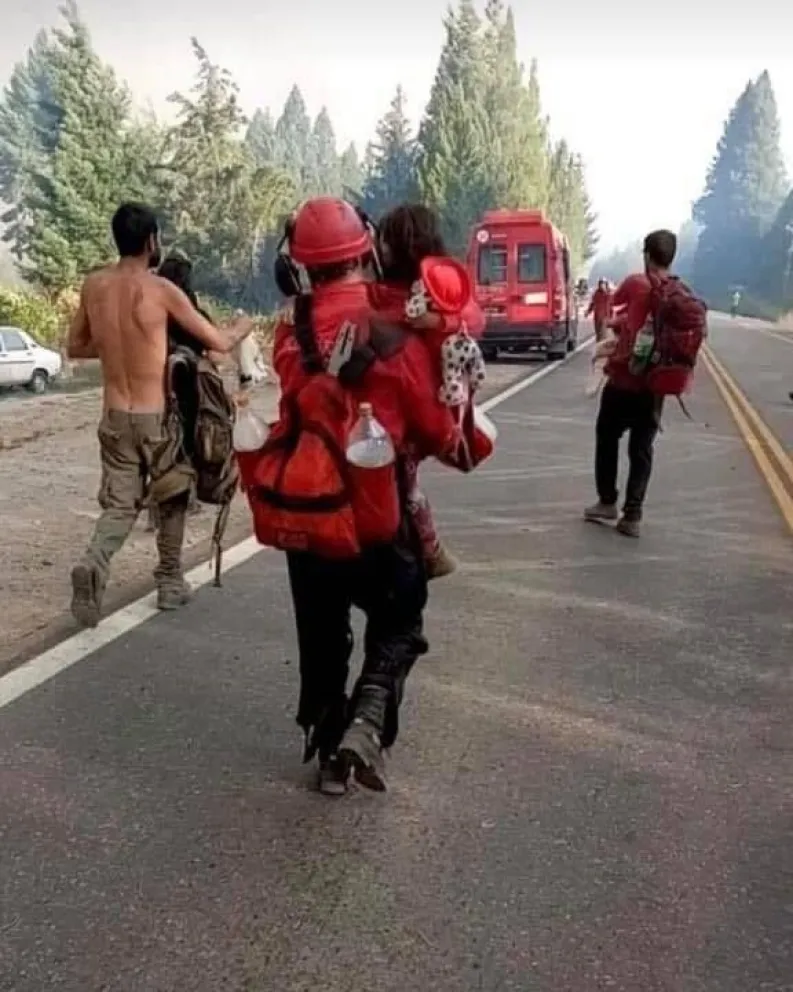 La foto viral de un brigadista que rescató a una nena en medio de los incendios
