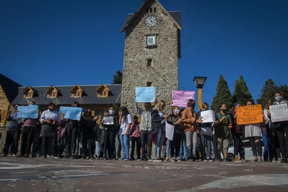 Los padres del CET 2 y CET 25 se manifestaron en el Centro Cívico