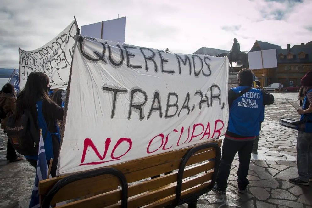 Socios del DUT, indignados, piden que se abra el complejo y se pague a los trabajadores