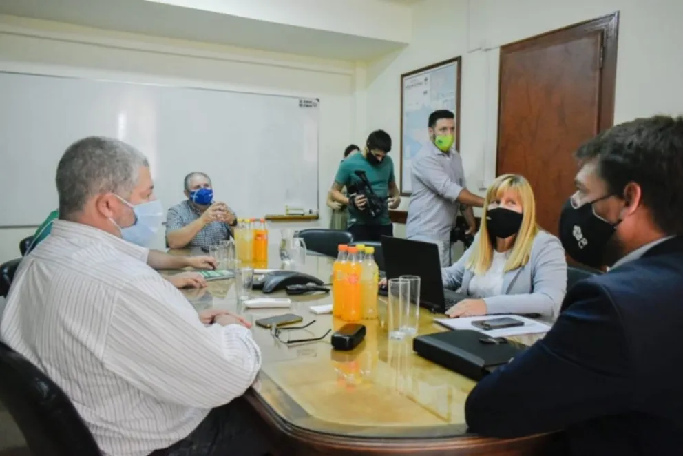 Caras felices en ATE, rostros adustos en la UPCN